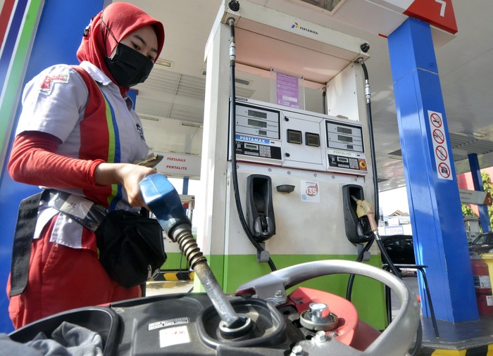 Petugas melayani pengisian BBM di SPBU 24.351.126 Jalan Pangeran Antasari, Bandar Lampung, Lampung, Selasa (19/4/2022). Pertamina Patra Niaga Regional Sumbagsel mengerahkan 384 unit armada mobil tangki, 27 unit bridger avtur dan 174 unit skid tank untuk LPG serta 16 titik SPBU kantung dan 15 titik layanan motoris pada jalur mudik ditambah 11 SPBU Siaga Tol Trans - Sumatera dan empat SPBU Modular di sepanjang jalur Tol Bakauheni - Palembang. ANTARA FOTO/Ardiansyah/wsj.