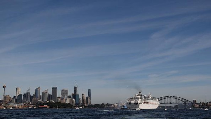 Kini Kapal Pesiar Bisa Berlabuh Lagi di Australia SYDNEY, AUSTRALIA - APRIL 18: The Pacific Explorer arrives in Sydney Harbour on April 18, 2022 in Sydney, Australia. The Australian government's ban on cruise ships lifted as of 17 April 2022. The restrictions banning large international cruise vessels from entering Australia had been in place since March 2020. (Photo by Brendon Thorne/Getty Images)