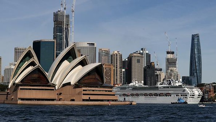 SYDNEY, AUSTRALIA - APRIL 18: The Pacific Explorer arrives in Sydney Harbour on April 18, 2022 in Sydney, Australia. The Australian government's ban on cruise ships lifted as of 17 April 2022. The restrictions banning large international cruise vessels from entering Australia had been in place since March 2020. (Photo by Brendon Thorne/Getty Images)