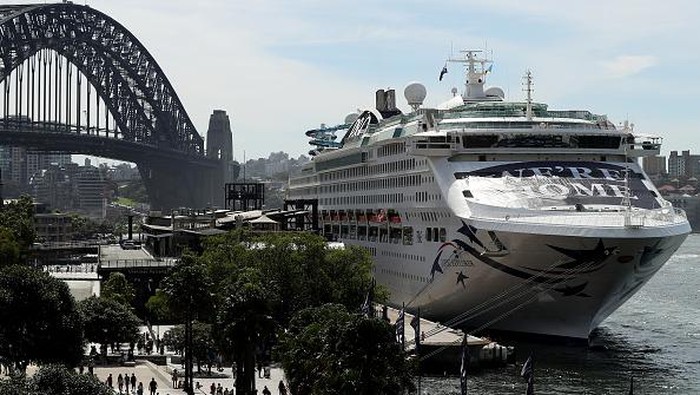 Kini Kapal Pesiar Bisa Berlabuh Lagi di Australia SYDNEY, AUSTRALIA - APRIL 18: The Pacific Explorer arrives in Sydney Harbour on April 18, 2022 in Sydney, Australia. The Australian government's ban on cruise ships lifted as of 17 April 2022. The restrictions banning large international cruise vessels from entering Australia had been in place since March 2020. (Photo by Brendon Thorne/Getty Images)