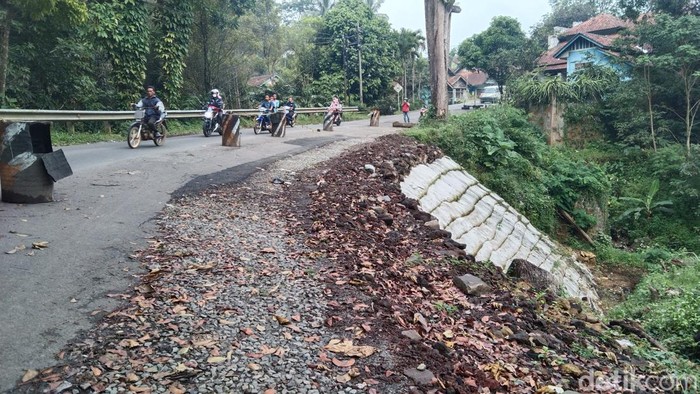 Kondisi salah satu jalur alternatif di kawasan Majalengka.