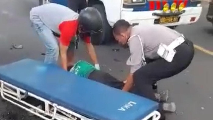 Korban kecelakaan pengendara sepeda motor Purnawirawan TNI tewas tabrakan dengan truk Boks di Jalur Pantura Tuban.