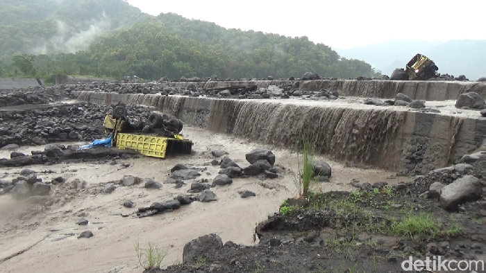 lahar dingin semeru terjang truk pencari batu
