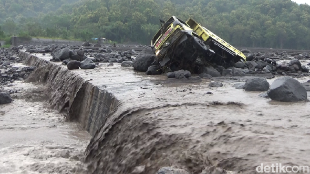 lahar dingin semeru terjang truk pencari batu