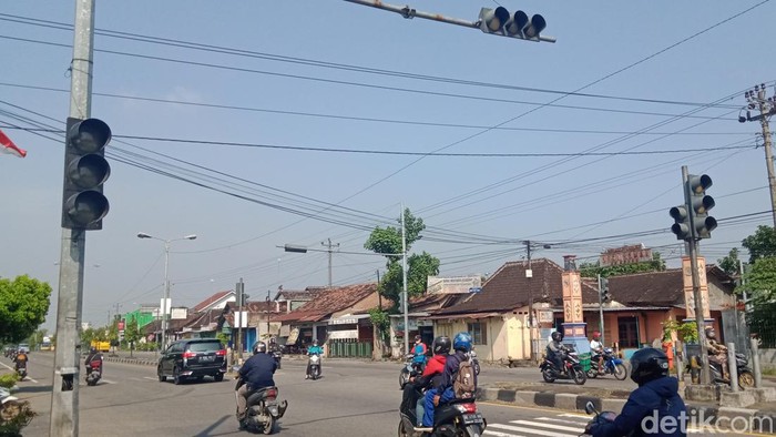 Lalu lintas di simpang Kepoh, Klaten semrawut lantaran lampu bangjo rusak, Selasa (19/4/2022).