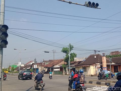 Lalu lintas di simpang Kepoh, Klaten semrawut lantaran lampu bangjo rusak, Selasa (19/4/2022).