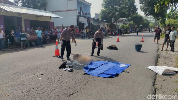 Mahasiswi asal Kediri tewas tertabrak truk setelah jatuh saat hendak menyalip sepeda motor lain.