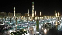 Jemaah berbondong-bondong mendatangi Masjid Nabawi. Petugas memastikan kelancaran arus jemaah selama pelaksanaan salat tarawih. (SPA)