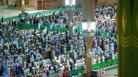 Sekitar 200.000 jemaah hadir di halaman luar masjid Nabawi selama salat Tarawih di sana. Sebuah kipas dioperasikan untuk mendinginkan suhu udara. (SPA)