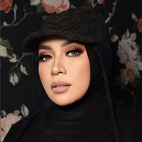 Penyanyi dan pencipta lagu itu juga mengatakan bahwa pipinya yang tampak jauh lebih tirus berkat sedot lemak di area pipi atau Buccal Fat. Foto: Dok. Instagram @melly_goeslaw.