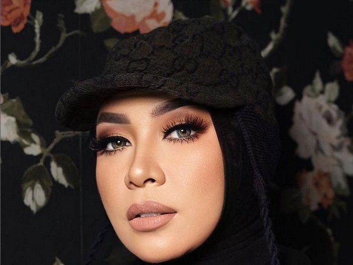Melly Goeslaw ungkap perjalanan saat memutuskan pakai hijab. Melly Goeslaw ungkap perjalanan saat memutuskan pakai hijab.
