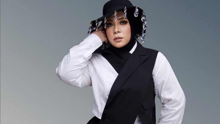 Melly Goeslaw ungkap perjalanan saat memutuskan pakai hijab. Melly Goeslaw ungkap perjalanan saat memutuskan pakai hijab.