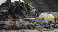 Seorang pencari ranjau Ukraina mencari bahan peledak aktif di sekitaran bangkai Antonov An-225 di bandara Antonov, Hostomel, Kyiv, Ukraina, Senin (18/4/2022) waktu setempat.  