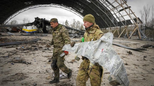Menyisir Ranjau Aktif di Bangkai Pesawat Antonov, Ukraina