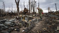 Presiden Ukraina Volodymyr Zelenskyy memperingatkan warganya untuk berhati-hati dengan ranjau darat pascamundurnya pasukan Rusia.  