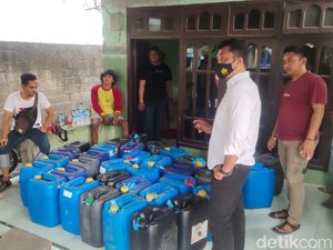 Gudang Miras Disamarkan Panti Pijat Kediri Digerebek, 140 Jeriken Ciu Disita