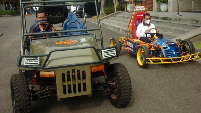 Mobil Listrik Ini Karya Anak Bangsa Pengajar dan mahasiswa Politeknik Harapan Bersama (Poltek Harber) menjajal mobil listrik di Pesurungan, Tegal, Jawa Tengah, Senin (18/4/202). Mahasiswa Teknik Mesin Poltek Harber berhasil membuat dua mobil listrik yang diberi nama