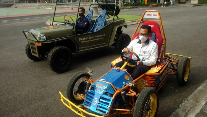 Pengajar dan mahasiswa Politeknik Harapan Bersama (Poltek Harber) menjajal mobil listrik di Pesurungan, Tegal, Jawa Tengah, Senin (18/4/202). Mahasiswa Teknik Mesin Poltek Harber berhasil membuat dua mobil listrik yang diberi nama 