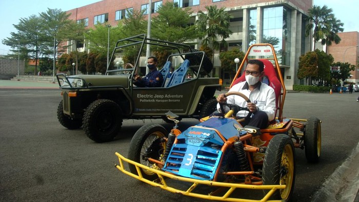 Mobil Listrik Ini Karya Anak Bangsa Pengajar dan mahasiswa Politeknik Harapan Bersama (Poltek Harber) menjajal mobil listrik di Pesurungan, Tegal, Jawa Tengah, Senin (18/4/202). Mahasiswa Teknik Mesin Poltek Harber berhasil membuat dua mobil listrik yang diberi nama