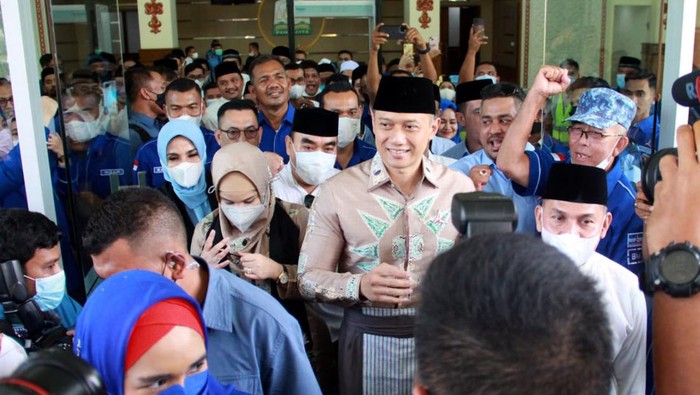 Momen Ketum Partai Demokrat AHY Sambangi Aceh Ketua Umum Dewan Pimpinan Pusat Partai Demokrat (DPP-PD) Agus Harimurti Yudhoyono (AHY) akhirnya menuntaskan janjinya untuk berkunjung ke Provinsi Aceh. Kala itu AHY saat memberikan sambutan kegiatan Musda Partai Demokrat Provinsi Aceh mengaku rindu kembali datang ke Aceh.