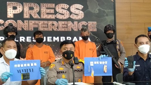 Dua pelaku pengedar dan pemakai narkoba asal Sumbersari, Melaya dan Sawe Rangsasa, Jembrana diamankan Sat Resnarkoba Polres Jembrana, Selasa (19/4/2022) (I Ketut Suardika/detikBali).