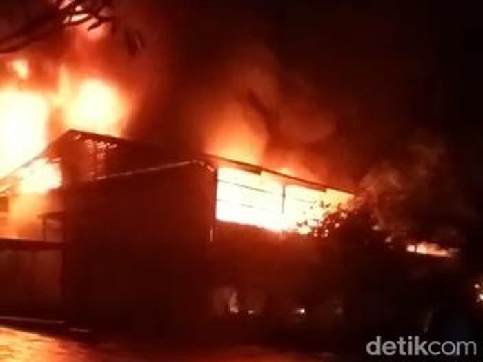 Pabrik mebel di Mojokerto terbakar