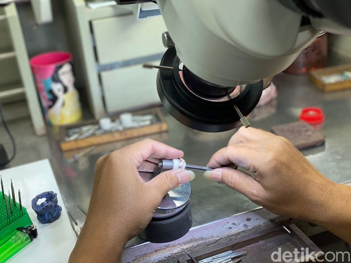 Proses pembuatan perhiasan berlian di pabrik PT CMK di Ciracas, Jakarta Timur. (Foto: Daniel Ngantung/detikcom) Proses pembuatan perhiasan berlian di pabrik PT CMK di Ciracas, Jakarta Timur. (Foto: Daniel Ngantung/detikcom)