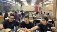 Kebiasaan makan sahur di Restoran Padang Pagi Sore sudah terjadi sejak beberapa tahun lalu dan kini seakan menjadi tren. Foto: M Iqbal/detikcom