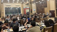 Anak muda mendominasi Restoran Padang Pagi Sore saat makan sahur ketika weekend. Foto: M Iqbal/detikcom
