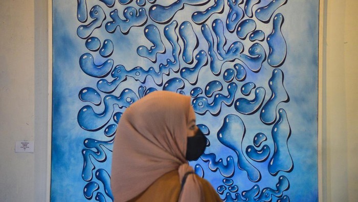 Pengunjung melihat karya seni kaligrafi yang dipamerkan di Galeri Taman Budaya Sumatera Barat, di Padang, Selasa (19/4/2022). Taman Budaya Sumbar menggelar pameran kaligrafi bertajuk 