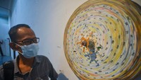Pameran kaligrafi ini sekaligus menjadi ajang ngabuburit warga setempat.