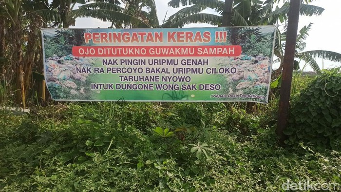Panampakan sampah di pinggir Jalan Raya Onggorawe, Desa Tambakroto, Kecamatan Sayung, Demak, Jawa Tengah