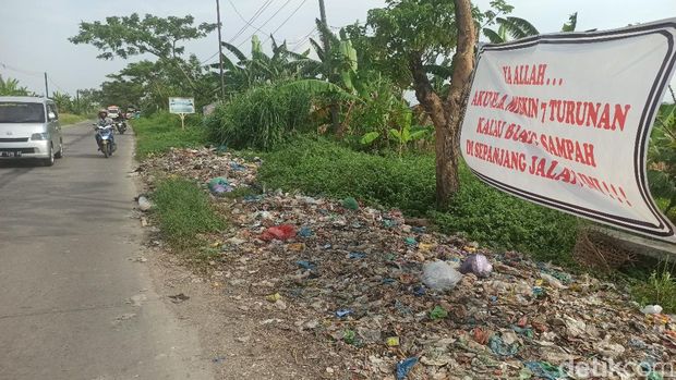 Penampakan sampah di pinggir Jalan Raya Onggorawe, Desa Tambakroto, Kecamatan Sayung, Demak, Jawa Tengah