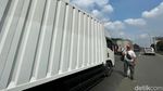 Pedagang Asongan Nekat Jualan di Tengah Kemacetan Tol Jakarta
