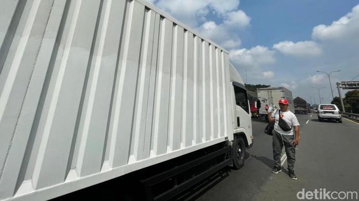 Pedagang Asongan Nekat Dagang di Tengah Kemacetan Tol Jakarta Kemacetan arus kendaraan di ruas jalan tol JORR Jakrta, Selasa (19/04/2022), dimanfaatkan para pedagang asongan yang nekat menerobos masuk menjajakan dagangannya.