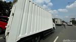 Pedagang Asongan Nekat Jualan di Tengah Kemacetan Tol Jakarta