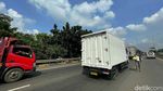 Pedagang Asongan Nekat Jualan di Tengah Kemacetan Tol Jakarta