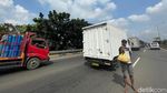 Pedagang Asongan Nekat Jualan di Tengah Kemacetan Tol Jakarta