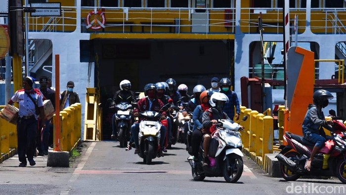 Pemudik mulai berdatangan di Pelabuhan Ketapang