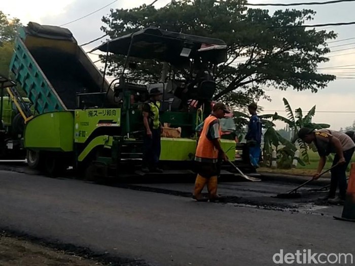 Penambalan dan pelapisan aspal di Jalur Pantura Siwalan, Kabupaten Pekalongan, Selasa (19/4/2022).