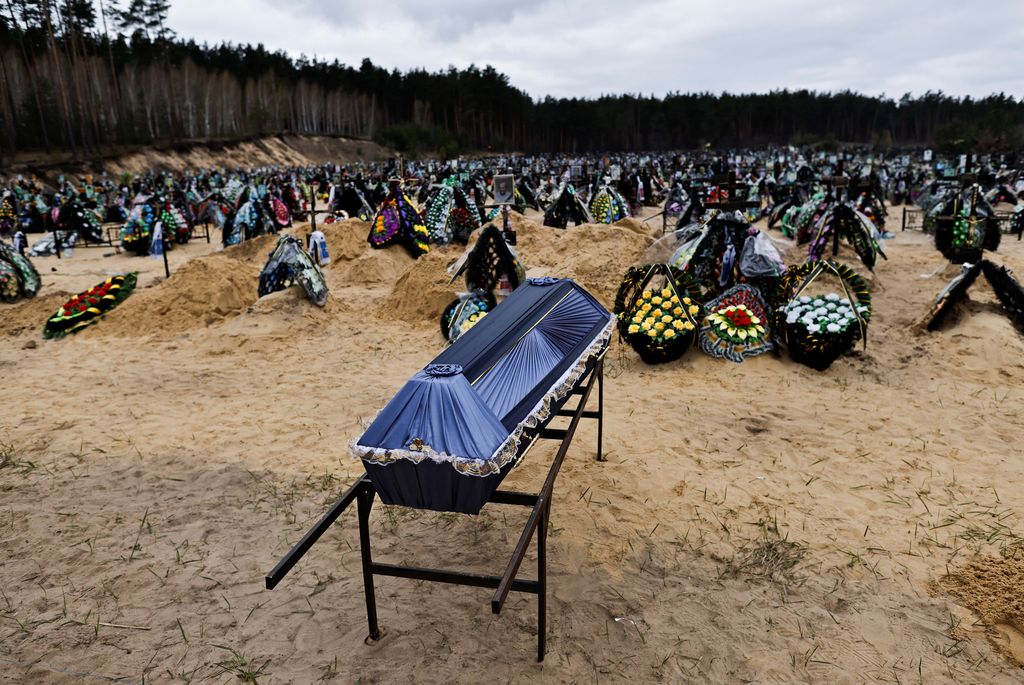Penampakan Kuburan Para Korban Invasi Rusia di Irpin A view of the graves for people killed during Russia's invasion of Ukraine, at the cemetery in Irpin, Kyiv region, Ukraine April 18, 2022. REUTERS/Zohra Bensemra