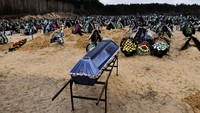 Peti mati berisi jenazah Roman Vered (53), yang menurut keluarganya dibunuh oleh tentara Rusia dan baru-baru ini diidentifikasi di kamar mayat Kyiv.