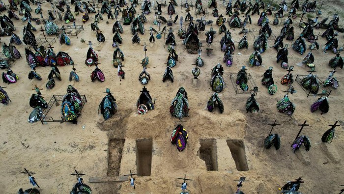 Penampakan Kuburan Para Korban Invasi Rusia di Irpin A view of the graves for people killed during Russia's invasion of Ukraine, at the cemetery in Irpin, Kyiv region, Ukraine April 18, 2022. REUTERS/Zohra Bensemra