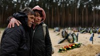 Anna Proidenko (57), memeluk Igor Bovkunenko selama pemakaman kerabat mereka Roman Vered (53), yang menurut keluarganya dibunuh oleh tentara Rusia dan baru-baru ini diidentifikasi di kamar mayat Kyiv.