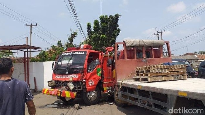 Penampakan mobil Damkar yang menghantam truk di Subang