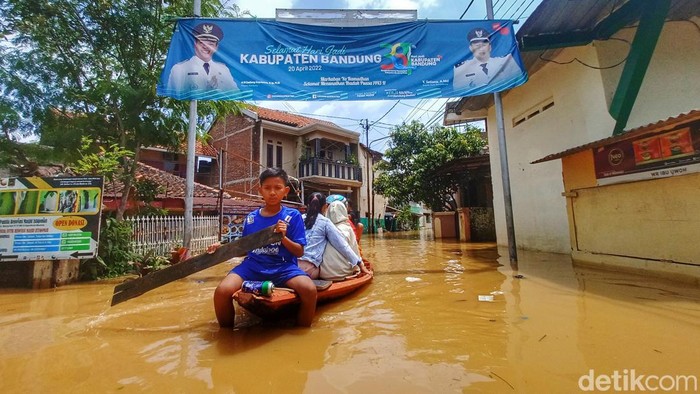 Penampakan Tingginya Banjir di Dayeuhkolot Bandung Banjir kembali mengepung daerah Bojongasih, Kecamatan Dayeuhkolot, Kabupaten Bandung. Begini penampakan ketinggian banjirnya.