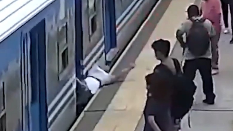 Penumpang Jatuh ke Rel Penumpang Jatuh ke Rel