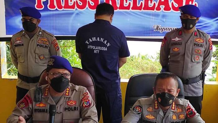 jumpa pers dir polairud ntt terkait penyeundupan manusia ke australia senin (18/4/2022)