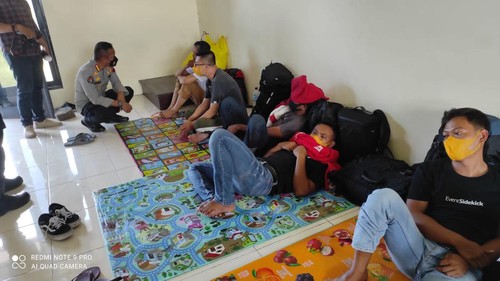 Direktorat Polairud Polda Nusa Tenggara Timur (NTT) menggagalkan upaya penyelundupan 26 warganegara Indonesia ke Australia pada Senin (18/4/2022). Para korban hendak menuju Australia dengan kapal laut.