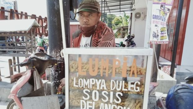 Peri Santoso (40), penjual makanan kecil lumpia duleg (sosis kecil) asal Klaten. (Ist Detik)